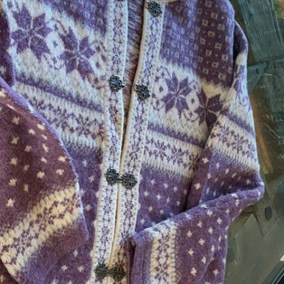 Beautiful 100% Wool Sweater - Picture 14 of 16